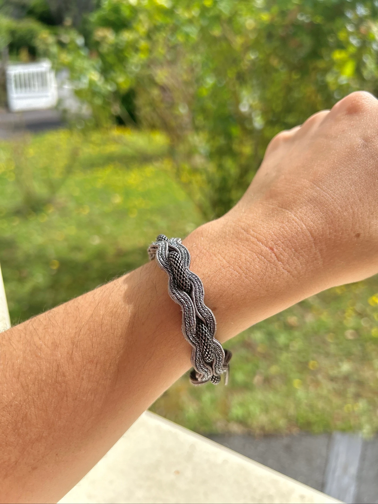 Licht aanpasbare grijze metallic verweven armband Dori Csengeri – photo 11